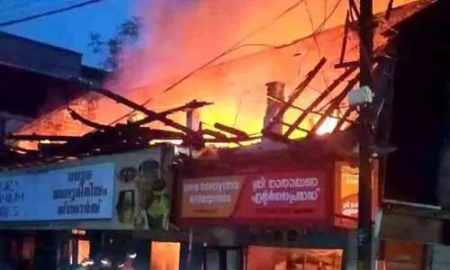 ആറ്റിങ്ങൽ നഗരത്തിൽ തീപിടിത്തം; രണ്ട്​ കടകൾ പൂർണമായി നശിച്ചു