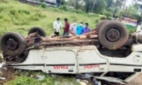 നി​യ​ന്ത്ര​ണം വി​ട്ട് വാഹനം മറിഞ്ഞു; പൊലീസുകാർ പരിക്കേൽക്കാതെ രക്ഷപ്പെട്ടു