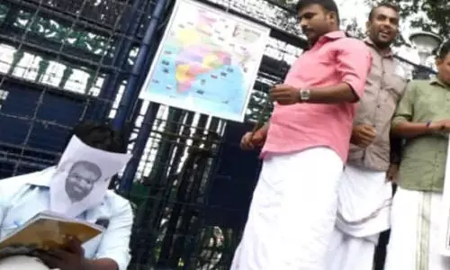 സംസ്ഥാനങ്ങളുടെ എണ്ണം പിഴച്ച മന്ത്രിക്കെതിരെ പ്രതിഷേധിച്ച യുവമോർച്ചക്കും തെറ്റി