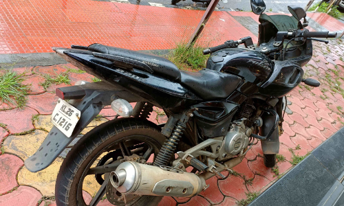 ക​ട്ടെടുത്ത ബൈക്ക്​ സ്റ്റാർട്ടായില്ല, പി​റ്റേന്നും ആവർത്തിച്ചതോടെ നാട്ടുകാർ പൊക്കി; പ്രതിയെ കണ്ടവർ ഞെട്ടി