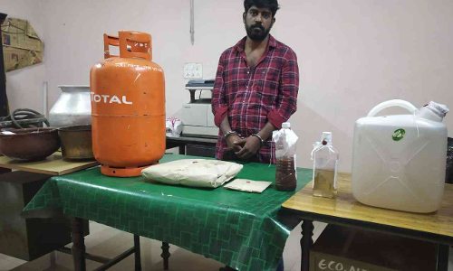 കഞ്ചാവും ചാരായവുമല്ല സർ, സ്‌കോറും മരുന്നും! കോഡ്​ ഭാഷയിൽ ലഹരി വിൽപന; വാഹന പരിശോധനക്കിടെ യുവാവ്​ പിടിയിൽ