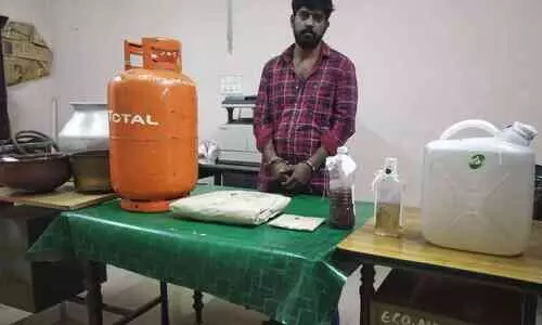 കഞ്ചാവും ചാരായവുമല്ല സർ, സ്‌കോറും മരുന്നും! കോഡ്​ ഭാഷയിൽ ലഹരി വിൽപന; വാഹന പരിശോധനക്കിടെ യുവാവ്​ പിടിയിൽ