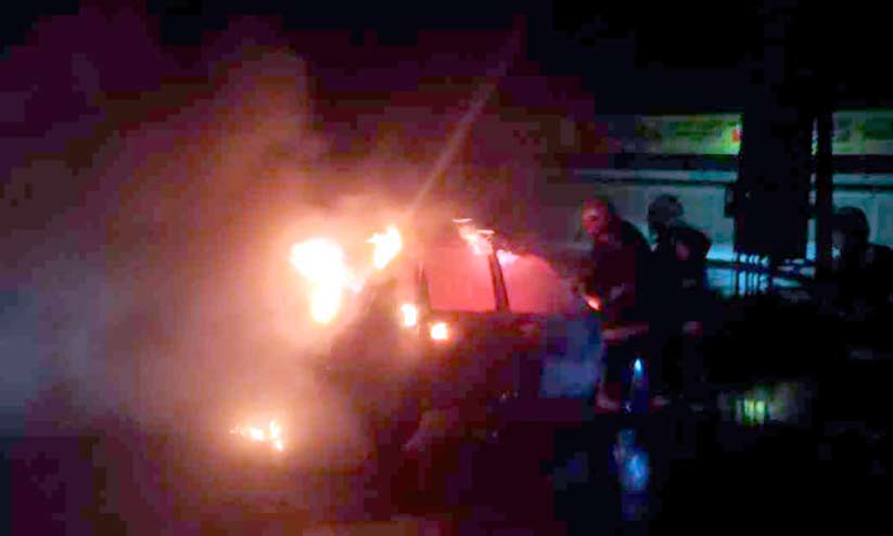 ഓടിക്കൊണ്ടിരുന്ന കാറിന് തീപിടിച്ചു ഓടിക്കൊണ്ടിരുന്ന കാറിന് തീപിടിച്ചു