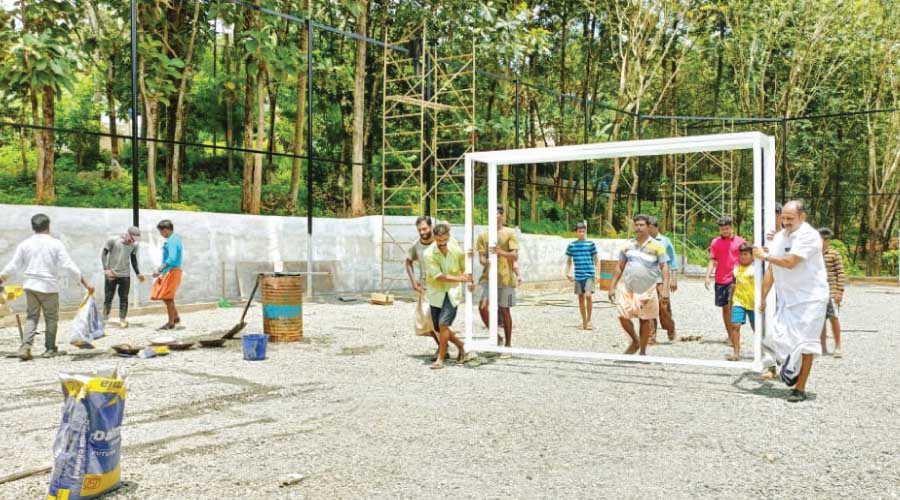 നാട്ടുകാർ പിരിവിട്ടു; 30 ലക്ഷത്തിൻെറ ട​ർ​ഫ് ഫു​ട്ബാ​ൾ കോ​ർ​ട്ട് യാ​ഥാ​ർ​ഥ്യ​മാ​കു​ന്നു