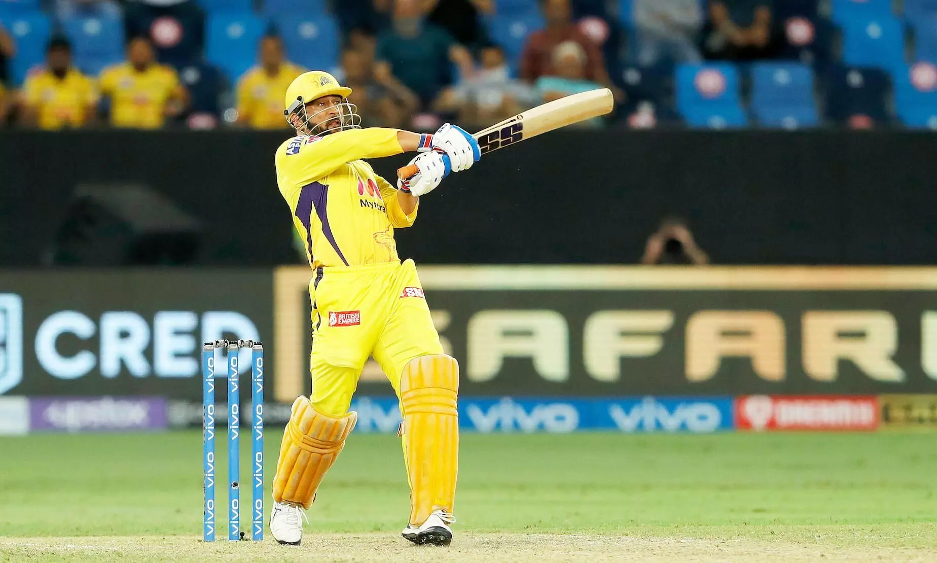 തുഴഞ്ഞില്ല, ഇടിച്ചുകുത്തിപെയ്​തു; ആരാധക മനസ്സിലേക്ക്​ ധോണിയുടെ മാസ്​ റീ എൻട്രി