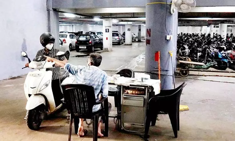 കെ.എസ്​.ആർ.ടി.സിയിലെ പേ പാർക്കിങ്​ അനധികൃതം; കെ.ടി.ഡി.എഫ്​സിക്ക്​ നോട്ടിസ്​