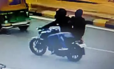 ബൈക്കിൽ കറങ്ങി ആഭരണ കവർച്ച; രണ്ട് യുവാക്കൾ അറസ്റ്റിൽ ബൈക്കിൽ കറങ്ങി ആഭരണ കവർച്ച; രണ്ട് യുവാക്കൾ അറസ്റ്റിൽ