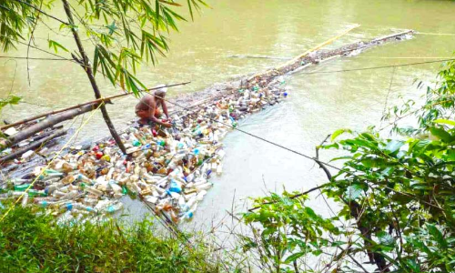 ഇത്​ പ്രദീപന്‍റെ ഐഡിയ! പുഴയിലെ മാലിന്യം ശേഖരിക്കാൻ വേറിട്ട വഴി