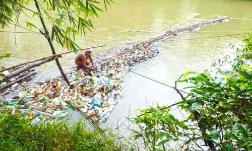 ഇത് പ്രദീപന്റെ ഐഡിയ! പുഴയിലെ മാലിന്യം ശേഖരിക്കാൻ വേറിട്ട വഴി ഇത് പ്രദീപന്റെ ഐഡിയ! പുഴയിലെ മാലിന്യം ശേഖരിക്കാൻ വേറിട്ട വഴി