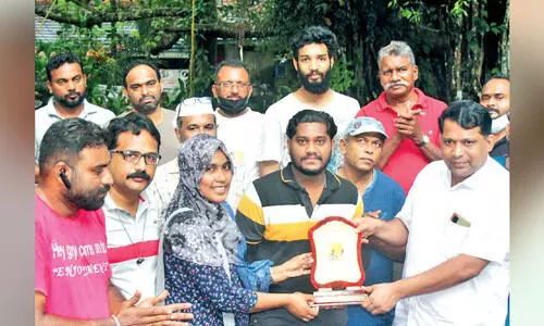 ബു​ള്ള​റ്റി​ലെ ക​ശ്മീ​ർ യാ​ത്രാ​നു​ഭ​വ​ങ്ങ​ളു​മാ​യി ദ​മ്പ​തി​ക​ൾ