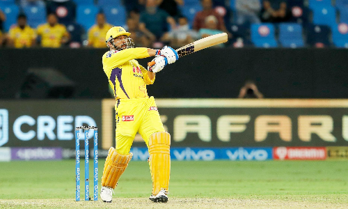 തുഴഞ്ഞില്ല, ഇടിച്ചുകുത്തിപെയ്​തു; ആരാധക മനസ്സിലേക്ക്​ ധോണിയുടെ മാസ്​ റീ എൻട്രി