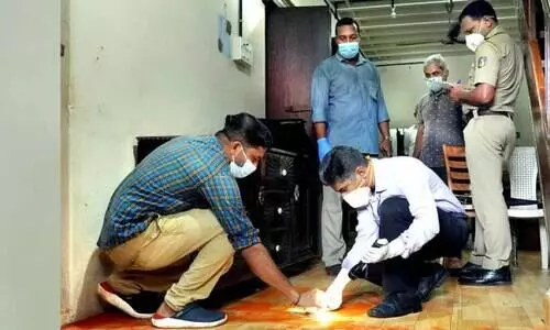 ദമ്പതികളെ മുറിക്കുള്ളിൽ ബന്ദിയാക്കി മോഷണം; മോ​ഷ്​​ടാ​വ്​ ​അ​ക​ത്തു​ക​ട​ന്നത്​ ജ​ന​ല​ഴി​ക​ൾ മു​റി​ച്ചു​മാ​റ്റി