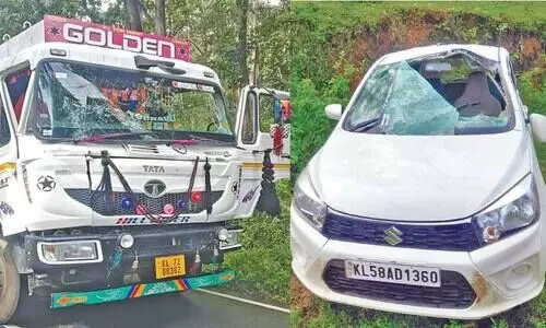 ക്ഷേ​ത്ര​ദ​ർ​ശ​ന​ത്തി​ന് എ​ത്തി​യ​വ​രു​ടെ കാ​ർ കാട്ടാന ത​ക​ർ​ത്തു; തോൽപെട്ടിയിൽ ലോറിക്ക്​ നേരെ ആക്രമണം