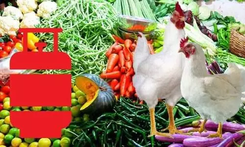 ഇ​റ​ച്ചി​ക്കോ​ഴി​ക്ക് 150 ക​ട​ന്നു, ത​ക്കാ​ളി നൂ​റി​ലേ​ക്ക്​;  പാച​ക വാ​ത​ക​ത്തി​നും പ​ച്ച​ക്ക​റി​ക്കും പൊ​ള്ളു​ന്നു