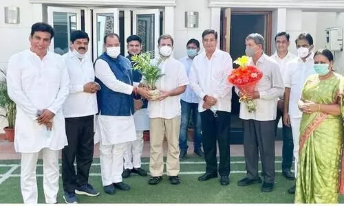 ഉത്തരാഖണ്ഡ്​ മന്ത്രി യശ്​പാൽ ആര്യയും മകനും എം.എൽ.എയുമായ സഞ്​ജീവ്​ ആര്യയും കോൺഗ്രസിൽ