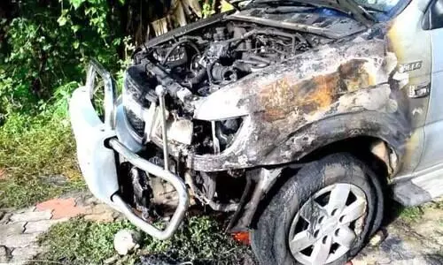 മൂ​ന്നു ദി​വ​സം മു​മ്പ്​ ക​ത്തി​ച്ച കാ​ർ വീ​ണ്ടും ക​ത്തി​ച്ചു; ബൈ​ക്കി​നും തീ​യി​ട്ടു