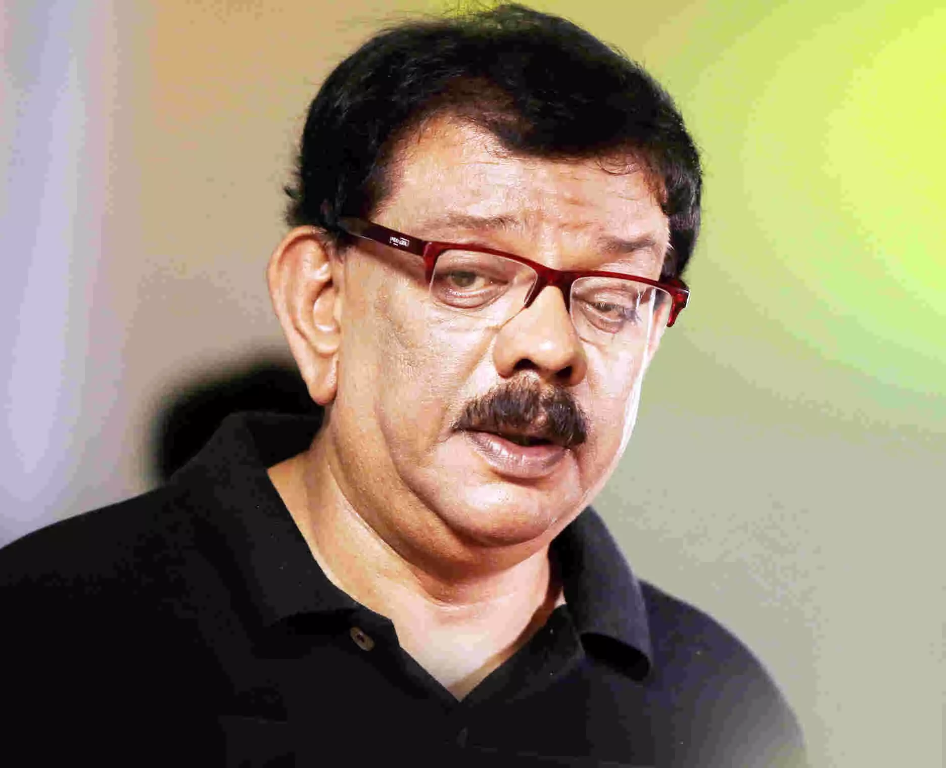 കൃഷ്ണനാട്ടം കോപ്പുകൾക്കായി ഗു​രു​വാ​യൂ​രിൽ പ്രിയദർശ​െൻറ വഴിപാട്