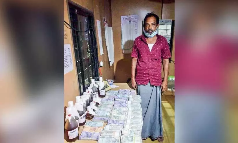 വഴിക്കടവ് എക്സൈസ് ചെക്ക് പോസ്​റ്റിൽ 10 ലക്ഷം  രൂപയും മദ്യവും പിടികൂടി,ലോറിയും പിടിച്ചെടുത്തു