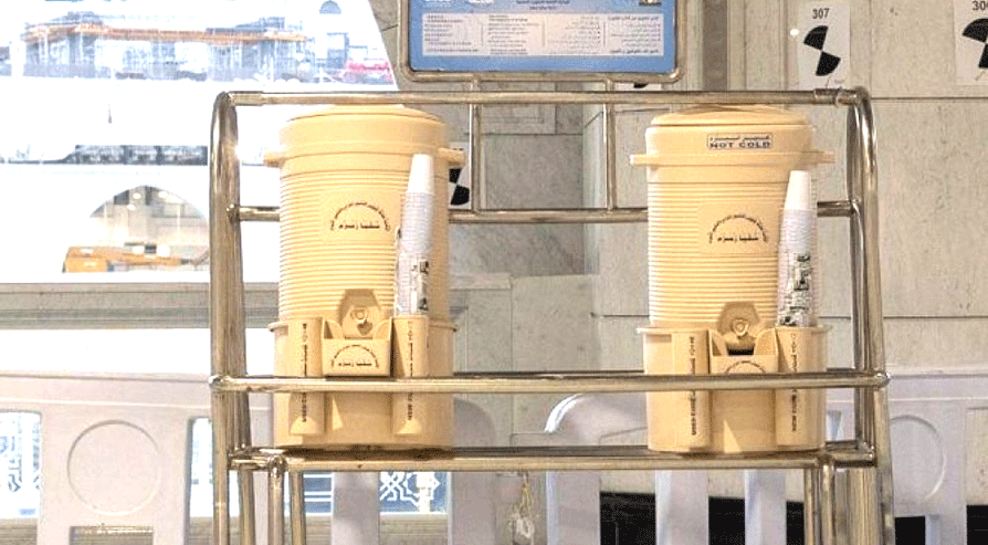 കോ​വി​ഡ്​ നി​യ​​ന്ത്ര​ണ​ങ്ങ​ളി​ൽ അ​യ​വ്​:    മ​ക്ക ഹ​റ​മി​ൽ സം​സം ക​ണ്ടെ​യ്​​ന​റു​ക​ൾ പു​നഃ​സ്ഥാ​പി​ച്ചു