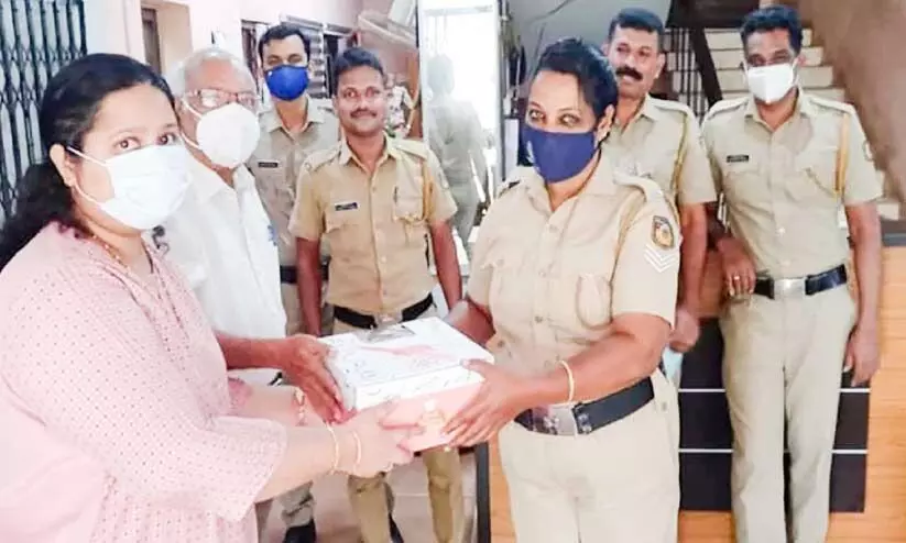 പൊലീസുകാർക്ക് മധുരം നിറഞ്ഞ നന്ദിയുമായി തോമസെത്തി പൊലീസുകാർക്ക് മധുരം നിറഞ്ഞ നന്ദിയുമായി തോമസെത്തി