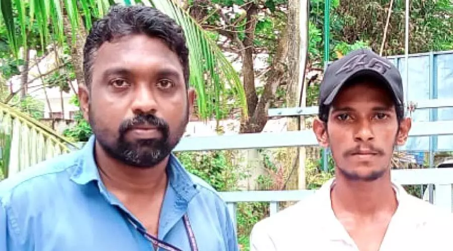 കടലിൽ മുങ്ങിയ ആദർശിനെ രക്ഷിച്ച യുവാക്കൾക്ക് നാടിെൻറ അനുമോദനം കടലിൽ മുങ്ങിയ ആദർശിനെ രക്ഷിച്ച യുവാക്കൾക്ക് നാടിെൻറ അനുമോദനം