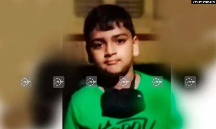 ശുചിമുറിയെന്ന് കരുതി ഓടുന്ന ട്രെയിനിന്റെ വാതിൽ തുറന്നിറങ്ങിയ പത്തുവയസ്സുകാരന് ദാരുണാന്ത്യം ശുചിമുറിയെന്ന് കരുതി ഓടുന്ന ട്രെയിനിന്റെ വാതിൽ തുറന്നിറങ്ങിയ പത്തുവയസ്സുകാരന് ദാരുണാന്ത്യം