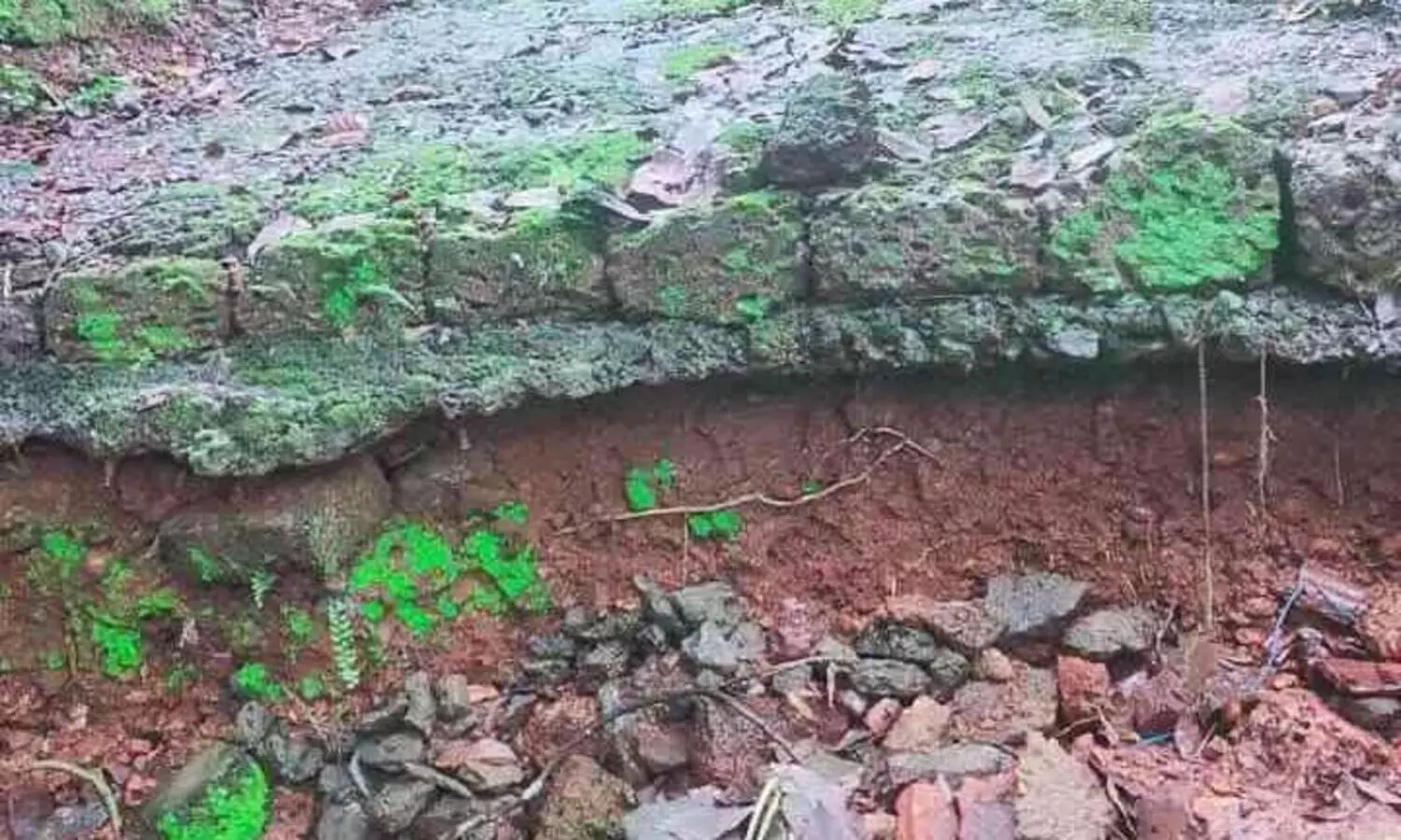 റോഡ് അവസാനിക്കുന്നത് കുഴിയില്‍  യുവാവ് രക്ഷപെട്ടത് തലനാരിഴയ്ക്ക്