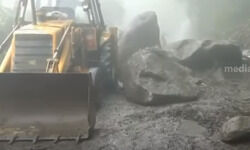 അട്ടപ്പാടി ചുരത്തിൽ ഉരുൾപൊട്ടൽ; ഗതാഗതം തടസപെട്ടു അട്ടപ്പാടി ചുരത്തിൽ ഉരുൾപൊട്ടൽ; ഗതാഗതം തടസപെട്ടു