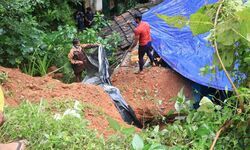 പേരാമ്പ്രയില് മണ്ണിടിഞ്ഞ് വീട് തകര്ന്നു പേരാമ്പ്രയില് മണ്ണിടിഞ്ഞ് വീട് തകര്ന്നു