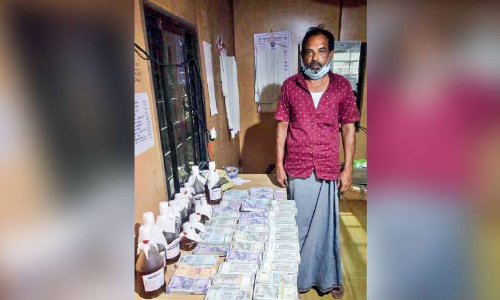 വഴിക്കടവ് എക്സൈസ് ചെക്ക് പോസ്​റ്റിൽ 10 ലക്ഷം  രൂപയും മദ്യവും പിടികൂടി,ലോറിയും പിടിച്ചെടുത്തു