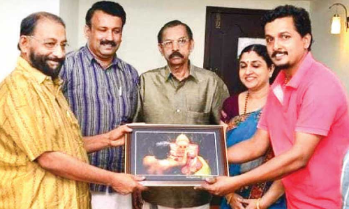 നെടുമുടി: വടക്കി​‍െൻറ കളിയാട്ട വേദിയെ നെഞ്ചോടണച്ച കലാകാരൻ