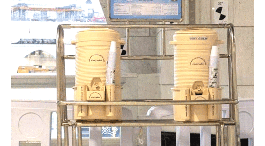 കോ​വി​ഡ്​ നി​യ​​ന്ത്ര​ണ​ങ്ങ​ളി​ൽ അ​യ​വ്​:    മ​ക്ക ഹ​റ​മി​ൽ സം​സം ക​ണ്ടെ​യ്​​ന​റു​ക​ൾ പു​നഃ​സ്ഥാ​പി​ച്ചു