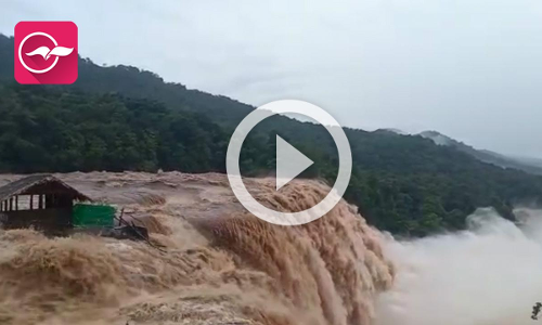 കനത്തമഴയിൽ കുത്തിയൊലിച്ച് അതിരപ്പിള്ളി വെള്ളച്ചാട്ടം