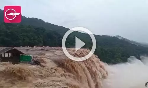 കനത്തമഴയിൽ കുത്തിയൊലിച്ച് അതിരപ്പിള്ളി വെള്ളച്ചാട്ടം