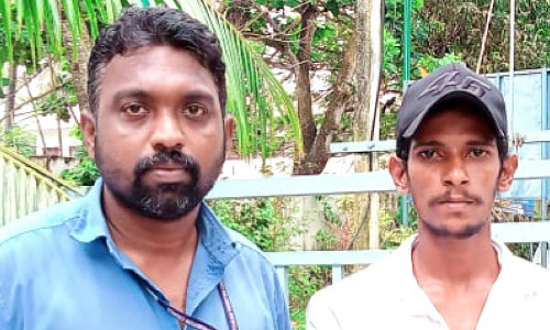 ക​ട​ലി​ൽ മു​ങ്ങി​യ ആ​ദ​ർ​ശി​നെ ര​ക്ഷി​ച്ച യു​വാ​ക്ക​ൾ​ക്ക് നാ​ടി​െൻറ അ​നു​മോ​ദ​നം