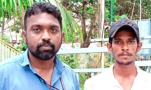 ക​ട​ലി​ൽ മു​ങ്ങി​യ ആ​ദ​ർ​ശി​നെ ര​ക്ഷി​ച്ച യു​വാ​ക്ക​ൾ​ക്ക് നാ​ടി​െൻറ അ​നു​മോ​ദ​നം