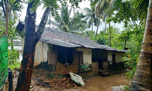 മഴയിൽ വ്യാപക നാശം; പാവറട്ടി കൈതമുക്കും എള്ളവള്ളി കാക്കശേരിയിലും  വീടുകൾ തകർന്നു
