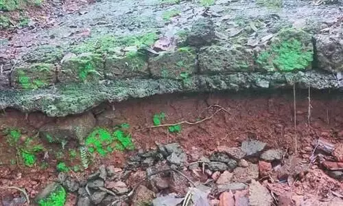 റോഡ് അവസാനിക്കുന്നത് കുഴിയില്‍  യുവാവ് രക്ഷപെട്ടത് തലനാരിഴയ്ക്ക്