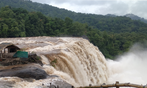 2018ലെ ​പ്ര​ള​യം ഓ​ർ​മി​പ്പി​ക്കു​ന്ന രൗ​ദ്ര​ഭാ​വ​ത്തി​ൽ അ​തി​ര​പ്പി​ള്ളി വെ​ള്ള​ച്ചാ​ട്ടം