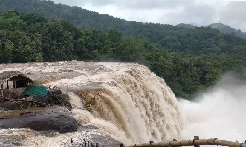 2018ലെ ​പ്ര​ള​യം ഓ​ർ​മി​പ്പി​ക്കു​ന്ന രൗ​ദ്ര​ഭാ​വ​ത്തി​ൽ അ​തി​ര​പ്പി​ള്ളി വെ​ള്ള​ച്ചാ​ട്ടം