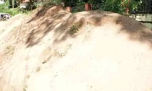 മണൽകടത്ത് വ്യാപകമാവുന്നു; പിടികൂടിയത് പത്തോളം ലോറികൾ