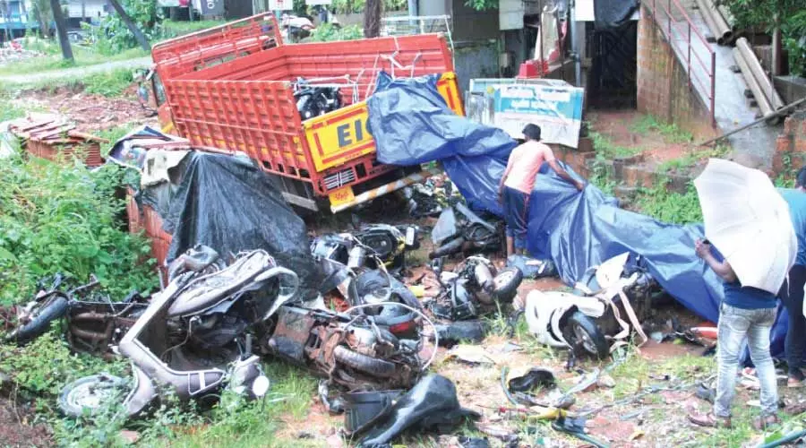 നിയന്ത്രണംവിട്ട ലോറി വ​ർ​ക്​​ഷോ​പ്പി​ലേ​ക്ക് ഇ​ടി​ച്ചു​ക​യ​റി; ഇരുപതോളം ഇരുചക്ര വാഹനങ്ങൾ തകർന്നു