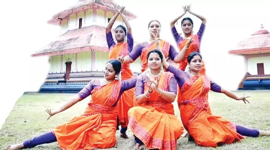 അ​ധ്യാ​പി​ക​മാ​രും വി​ദ്യാ​ർ​ഥി​നി​ക​ളും ക്ഷേ​ത്ര​മു​റ്റ​ത്ത് അ​വ​ത​രി​പ്പി​ച്ച നൃ​ത്തം സ​മൂ​ഹ​മാ​ധ്യ​മ​ങ്ങ​ളി​ല്‍ വൈ​റ​ൽ