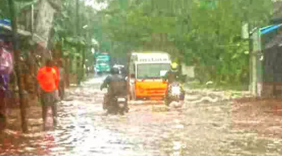 അഞ്ചരക്കണ്ടിയിൽ വ്യാപക നാശം; തലശ്ശേരിയിൽ വെള്ളക്കെട്ട് അഞ്ചരക്കണ്ടിയിൽ വ്യാപക നാശം; തലശ്ശേരിയിൽ വെള്ളക്കെട്ട്