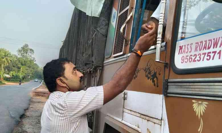 ജോലിയായില്ല, ഇന്ത്യൻ വോളിബോൾ ടീമിനെ നയിച്ച ഒളിമ്പ്യൻ സുമേഷിന് മാല വിറ്റേ പറ്റൂ ജോലിയായില്ല, ഇന്ത്യൻ വോളിബോൾ ടീമിനെ നയിച്ച ഒളിമ്പ്യൻ സുമേഷിന് മാല വിറ്റേ പറ്റൂ