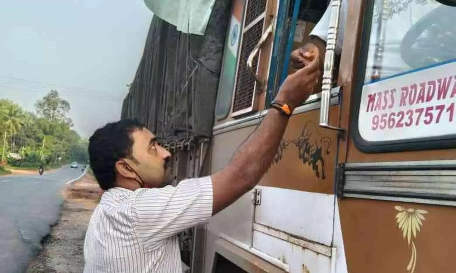 ജോലിയായില്ല, ഇന്ത്യൻ വോളിബോൾ ടീമിനെ നയിച്ച  ഒളിമ്പ്യൻ സുമേഷിന് മാല വിറ്റേ പറ്റൂ