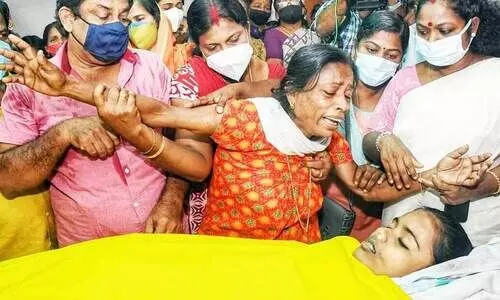 ആ​ൺ​കു​ട്ടി​ക​ളേ, കൊ​ല്ലാ​ന​ല്ല സ്​​നേ​ഹി​ക്കാ​ൻ പ​ഠി​ക്കൂ