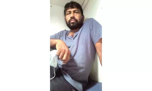 ദിര്ഹം നല്കാമെന്ന് പറഞ്ഞ് അഞ്ച് ലക്ഷം തട്ടി; ബംഗ്ലാദേശ് സ്വദേശി പിടിയില് ദിര്ഹം നല്കാമെന്ന് പറഞ്ഞ് അഞ്ച് ലക്ഷം തട്ടി; ബംഗ്ലാദേശ് സ്വദേശി പിടിയില്