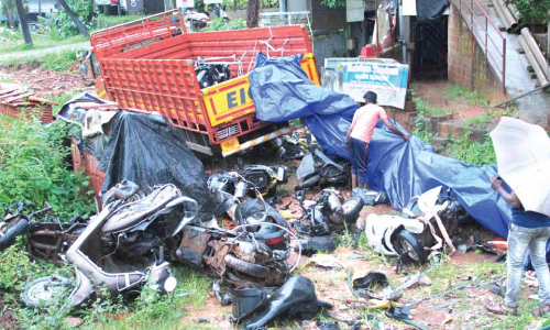 നിയന്ത്രണംവിട്ട ലോറി വ​ർ​ക്​​ഷോ​പ്പി​ലേ​ക്ക് ഇ​ടി​ച്ചു​ക​യ​റി; ഇരുപതോളം ഇരുചക്ര വാഹനങ്ങൾ തകർന്നു