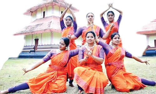 അ​ധ്യാ​പി​ക​മാ​രും വി​ദ്യാ​ർ​ഥി​നി​ക​ളും ക്ഷേ​ത്ര​മു​റ്റ​ത്ത് അ​വ​ത​രി​പ്പി​ച്ച നൃ​ത്തം സ​മൂ​ഹ​മാ​ധ്യ​മ​ങ്ങ​ളി​ല്‍ വൈ​റ​ൽ